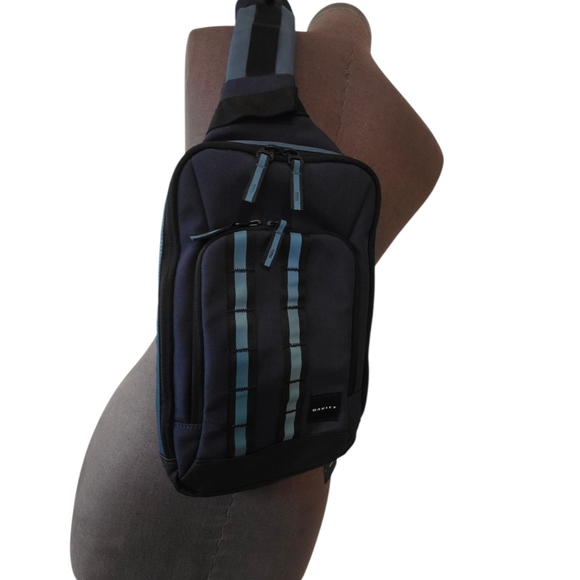 Oakley Utility One Shoulder Bag 921432 Mens Foggy Blue NWT - Picture 5 of 14